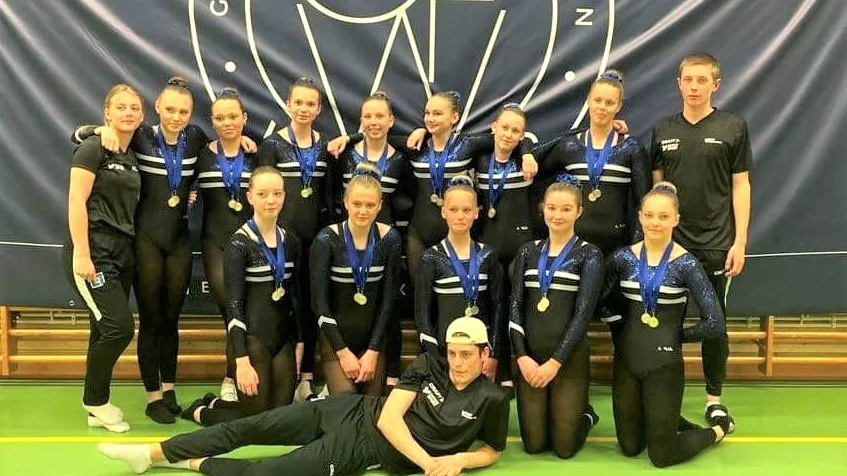 Visbygymnasterna trupp 4. Bakre raden (från vänster): Lovisa Levin, Dilia klampe, Bella Molander, Rebecca Kotz-Bevacqua, Leia Andorff, Agnes Österholm, Melidy Pantzar, Vilda Dahlström, Emil Lisspers. Främre raden: Ebba Andersson, Amilia Jacobsson, Elsa Romehed, Emma Rasch, Edith Edman, Anton Rodlert