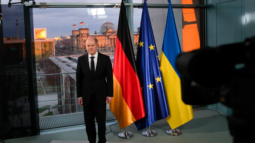 Tysklands förbundskansler Olaf Scholz poserar för media efter inspelningen av ett tv-tal efter den ryska attacken mot Ukraina.