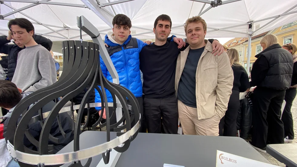 "Bulbus betyder glödlampa på latin", berättar Edvin Palmgren. Arvid Stedt, Adam Demetriades och Edvin Palmgren. 
