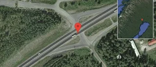 Personbil stillastående på E4 - helt stopp i ett körfält