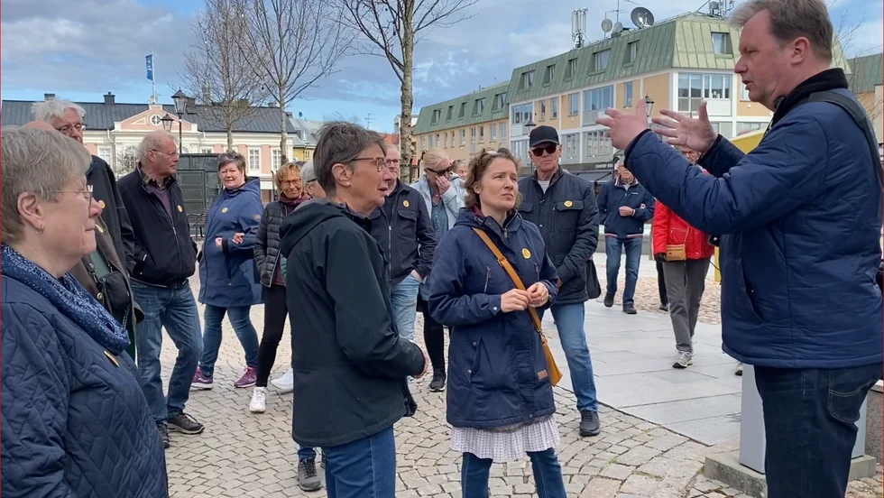 Richard Edlund svarar på frågor från intresserade Vimmerbybor under en av stadsvandringarna genom stans historia i lördags. På www.vimmerbytidning.se finns ett långt tv-klipp från vandringen, där Edlund bland annat berättar om vilken byggnad i Vimmerby som han tycker är allra mest spännande.