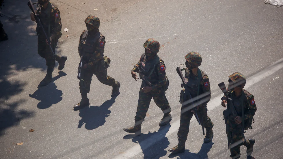 Militärer på plats vid en demonstration i Rangoon i Myanmar mars 2021.