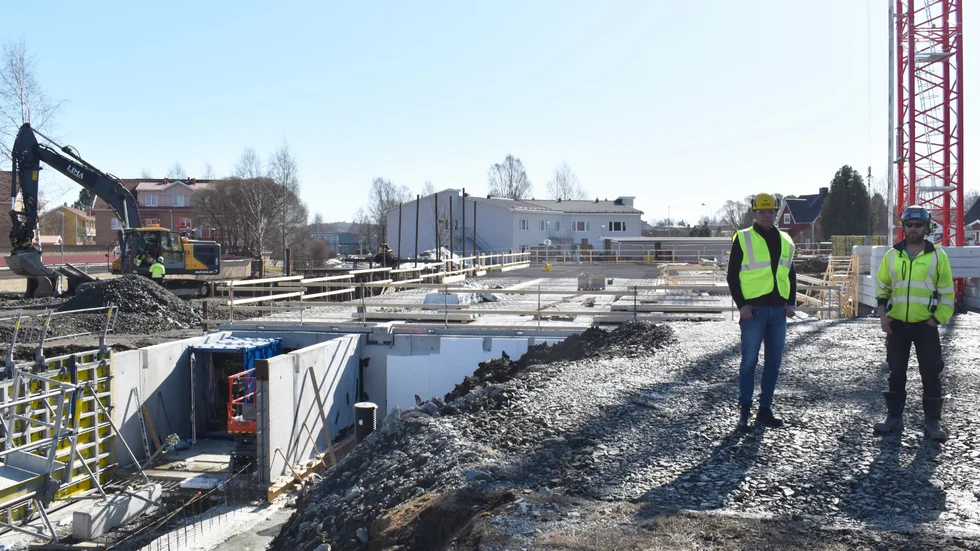Det stora parkeringsgaraget börjar vara klart, konstaterar Olov Mannberg och Mattias Lundberg. Till vänster har den första sektionen av rampen kommit på plats.
