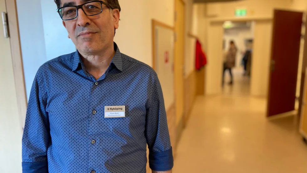 Ishan Batti, resultatenhetschef på Nykomsten vid Nyköpings kommun, betonar hur viktigt det är att bemöta flyktingar med empati.