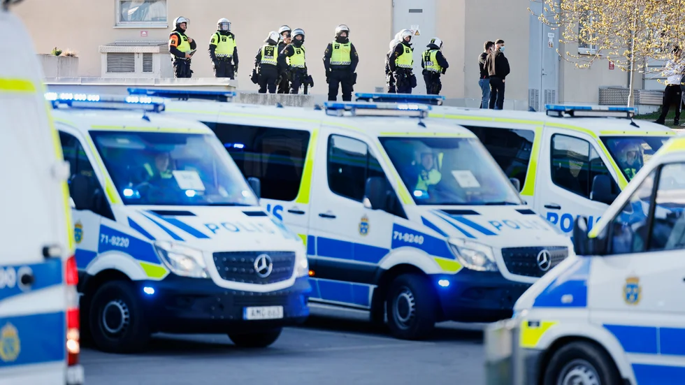Polisbussar och kravallutrustad polis vid Ringdansen centrum under upploppen i Navestad i Norrköping.