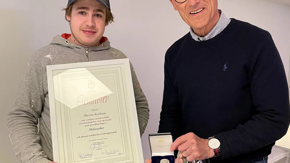 Målaren Marcus Karlsson tillsammans med Jan-Eric Sandberg, ordförande för Företagarna i Piteå.