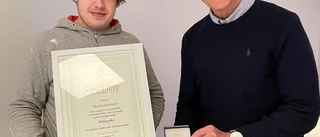 Marcus fick ta emot gesällbrev och medalj: "För sina goda grundkunskaper inom målaryrket"