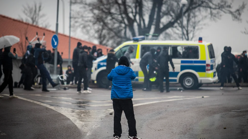 Bild från skärtorsdagen i Skäggetorp, då motdemonstrationer mot Paludan urartade i våldsamt upplopp. 