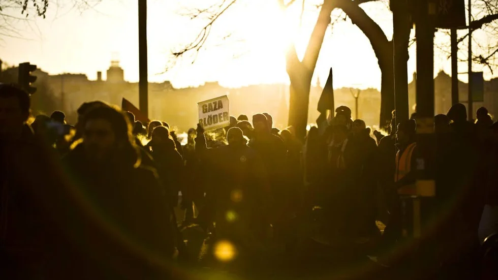 Demonstrationen urartade därför att andra grupper med helt andra syften – till exempel nazisterna – hängde på. Daniel Persson verkar ännu tio år efter demonstrationen i Båstad inte ha förstått detta.
