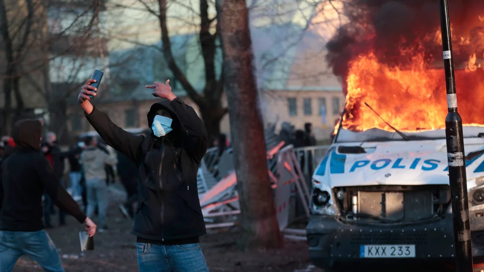 Under påskupploppen i flera städer i Sverige under våren 2022 satte motdemonstranter och kastade sten mot polisen. Den häktade enköpingsbon är misstänkt för just stenkastning. 