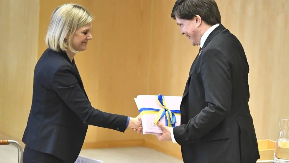 Finansminister Magdalena Andersson överlämnar regeringens vårbudget till talman Andreas Norlén.