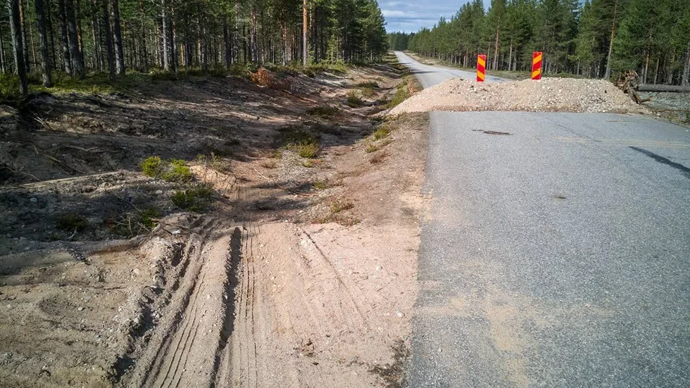 KÖR INTILL AVSPÄRRNINGEN. Fordon har passerat vid sidan av vägen.