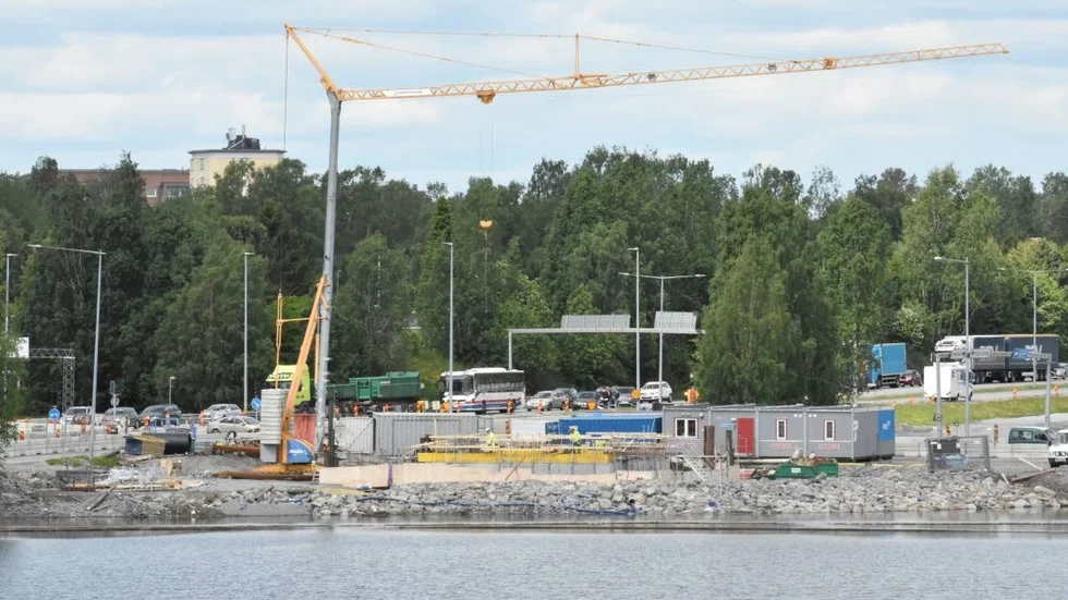 Luleå kommun gräver ned en VA-ledning.