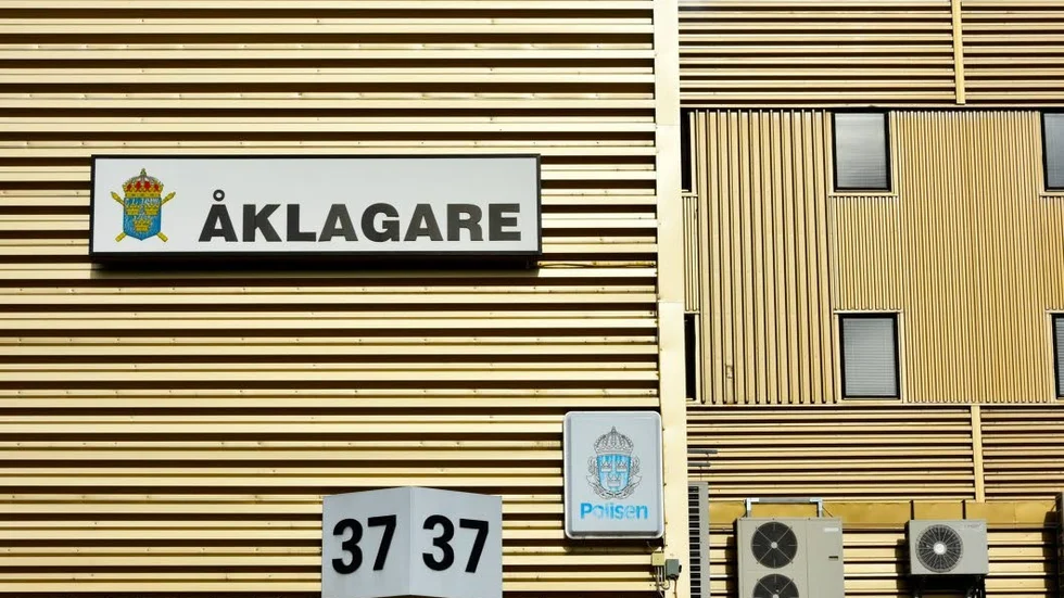 Brottsutredningen där en advokat i länet ska ha attackerats i sitt hem leds initialt av chefsåklagare Anna Bergström, enligt TV4.