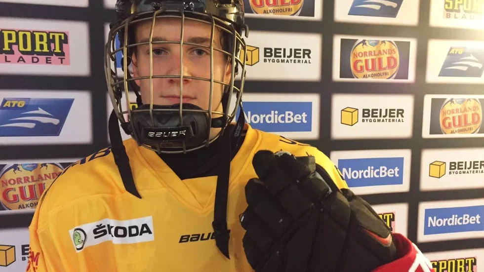 Talangen. Backen Nils Lundkvist hyllas av morbrorn Jan Sandström efter sin första träning med Luleå Hockeys A-lag.
