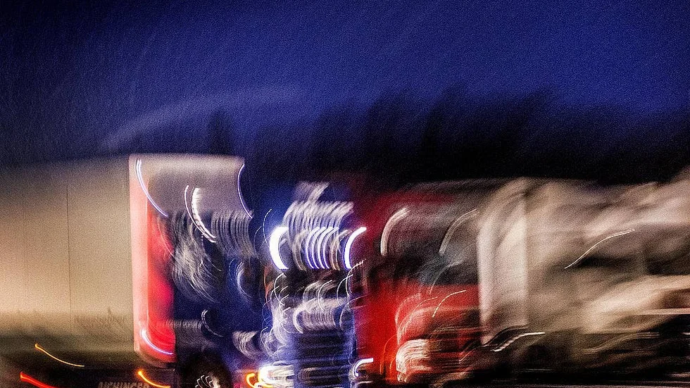 Utsatt för inbrott. Chauffören väcktes mitt i natten av att inbrottstjuvar bröt sig in i lastbilen. Bilarna på bilden har inget direkt samband med artikeln.