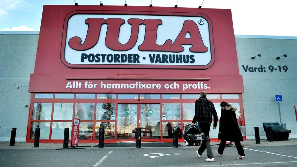 Knivbråk. Ett "gäng" killar ska ha börjat vifta med verktygsknivarna i butiken.
