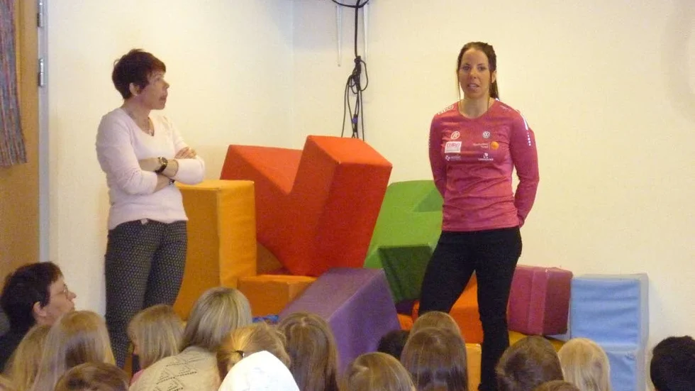 Barnen i Smedskolan fick en egen stund med Charlotte Kalla. Här tillsammans med läraren Eva Mettävainio.