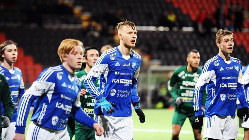 Målskytt. Mittbacken William Olausson, mitt i bilden, pricksköt in kvitteringen till 1–1 för IFK Luleå i bortamatchen mot Bodens BK.