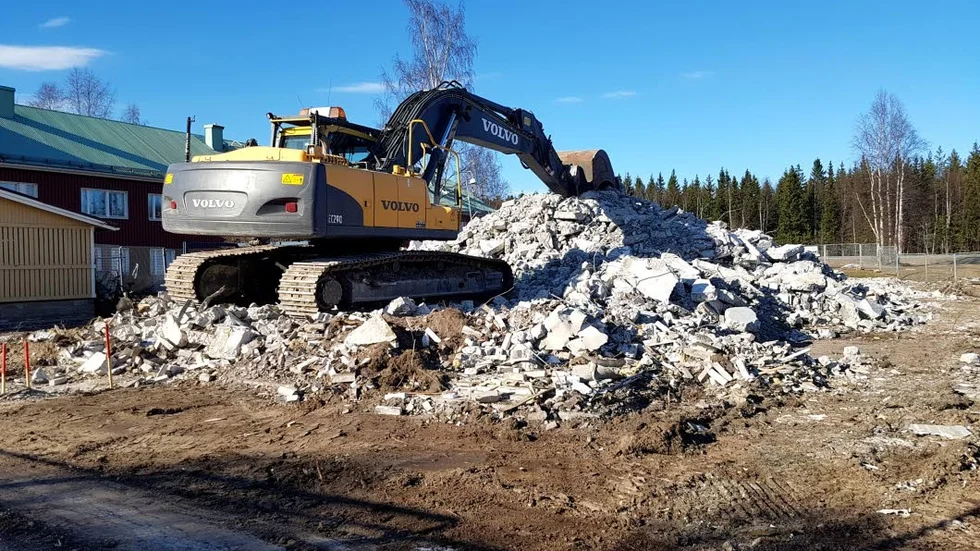 Rivet. Det hus som eldhärjades i en misstänkt mordbrand den 30 januari är nu rivet.