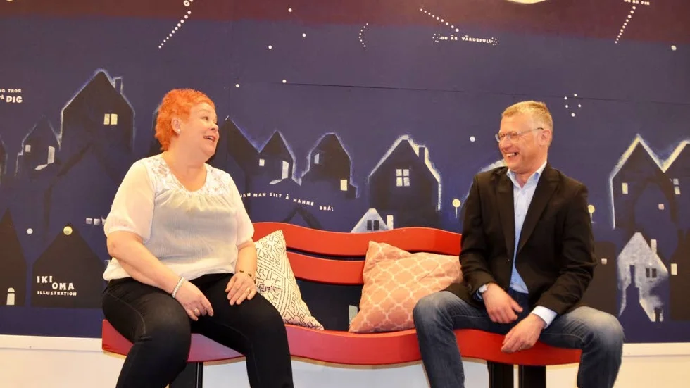 TID FÖR VILA OCH LITE PRAT. Lena Mannola Edselius och Dan Lindvall i soffan.