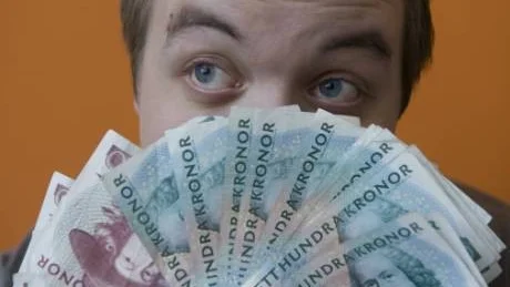 De borgerliga har köpt sedelpressar och kan börja trycka valsedlar med kronor på.