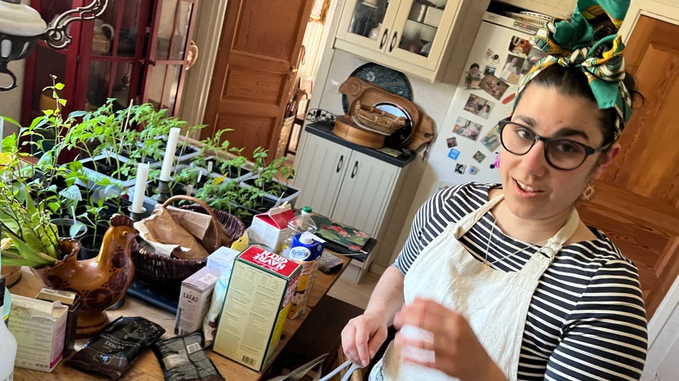 Innan bageriet är helt färdigt, åker hon till Hästholmens bygdegård när hon bakar till sitt företag och försäljning. "När jag bakar till vänner och familj så bakar jag hemma hos mormor, hon har stort kök", säger Shabnam Ó Cleirigh.
