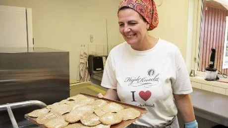 Knäckehäxa. Ise Ljungqvist har sitt gårdsbageri i direkt anslutning till villan i Hejde.
