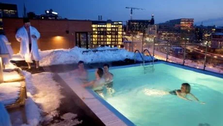 Motståndaren. Poolen på Hotel Clarion Signs tak i Stockholms är 35 grader varm på vintern. Då bilden togs badade representanter för Målareförbundet.Foto: Lars Pehrson/SCANPIX