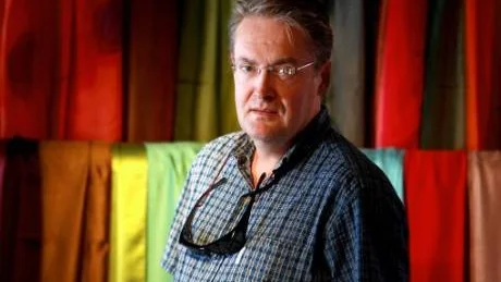 Färgstarkt. Oscar Almgren driver Sidengården tillsammans med hustru Tuss, i en vardag fylld med tyger i läckra färger.foto: rolf jönsson