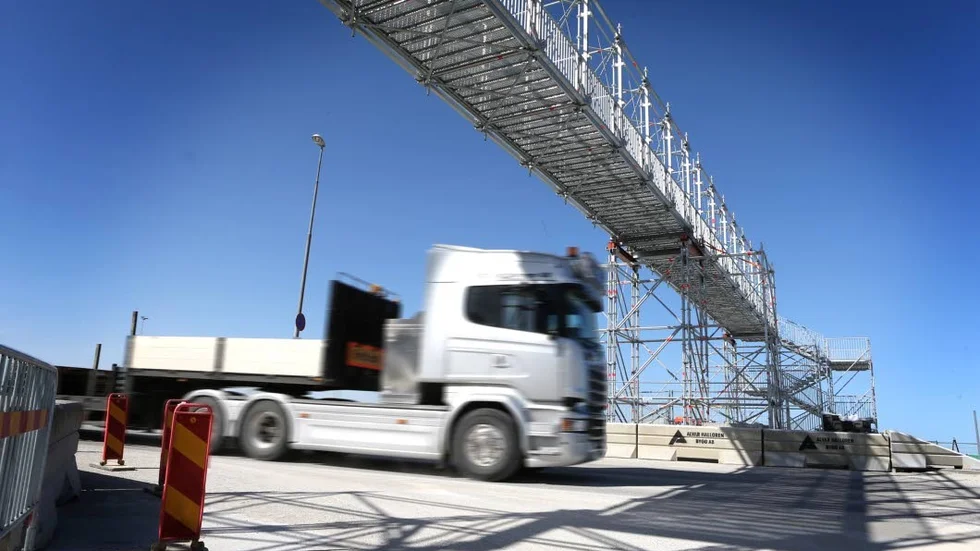 Arbetet med den provisoriska gångbron har gjorts av Alvar Hallgren Bygg AB, som med ett anbud på två miljoner kronor vann den upphandling som gjordes då det stod klart att den permanenta lösningen inte skulle vara på plats till säsongen 2018.
