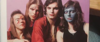 Titta, det står en glamrockare på gården