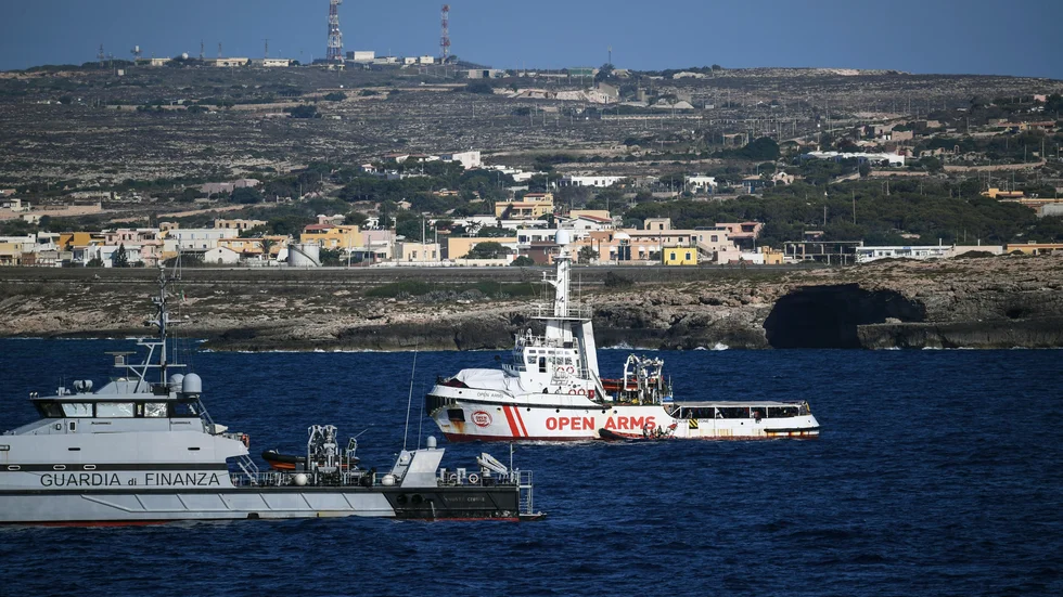 Italiensk polis bevakar ett fartyg med migranter. Arkivbild.