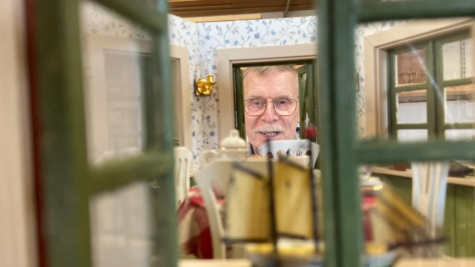 Kåre Dalhbeck är fingerfärdig med knivar och andra vassa verktyg och skapar små miniatyrvärldar.