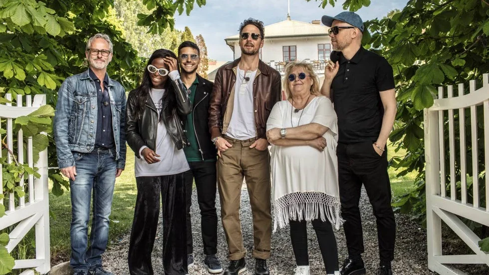 Årets artister i "Så mycket bättre" Uno Svenningsson, Sabina Ddubma, Eric Saade, Anders Wendin, Kicki Danielsson och Tomas Andersson Wij har anlänt till Gotland. Icona Pop ansluter senare.