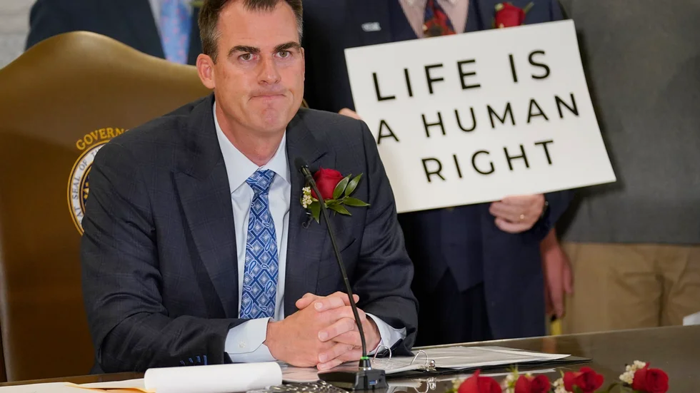 Oklahomas guvernör Kevin Stitt strax efter att han skrivit på en skärpning av abortlagen i april i år.