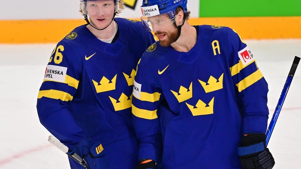 Rasmus Dahlin, till vänster, gratuleras av backpartnern Adam Larsson efter sitt första landslagsmål.