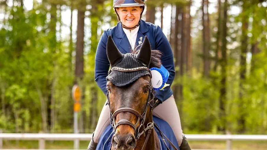 Nykyrka ridklubbs Viktoria Tevell och hästen Quantos gör här ärevarv på hemmabanan efter vinst i 1.10-hoppningen.