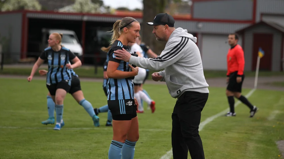 Västervik Damfotbolls Vilma Winqvist och Fredrik Walfredsson är revanschsugna efter den snöpliga förlusten hemma mot Vetlanda.