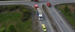 Lastbil i singelolycka vid påfart till E4 • "Hytten hade knäckts"