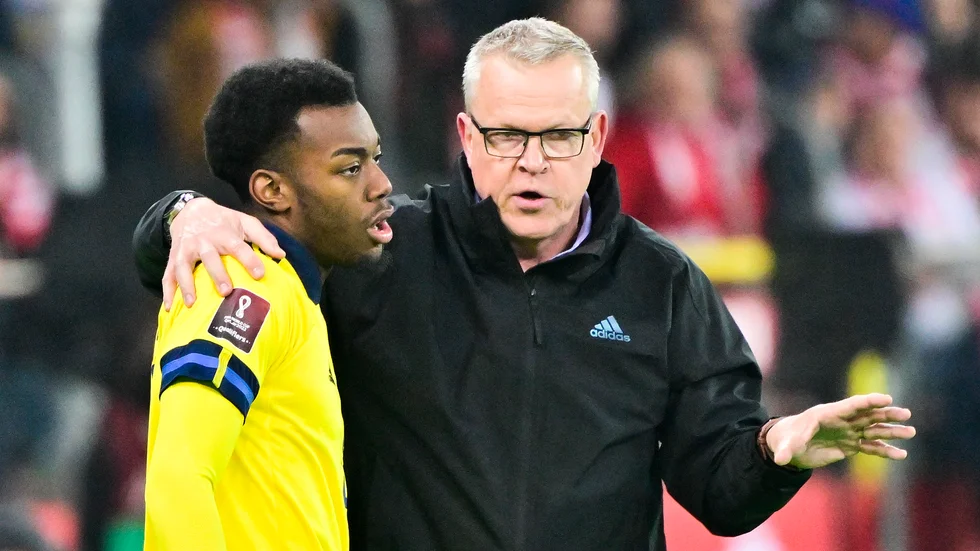Manchester United-talangen Anthony Elanga och förbundskapten Janne Andersson. Arkivbild