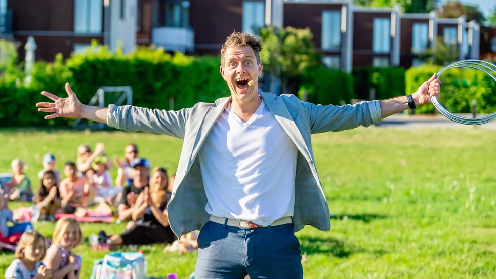 Trollerishowen "Magi i det fria!" är tillbaka! Med samma upplägg men med helt nya tricks och frågor.