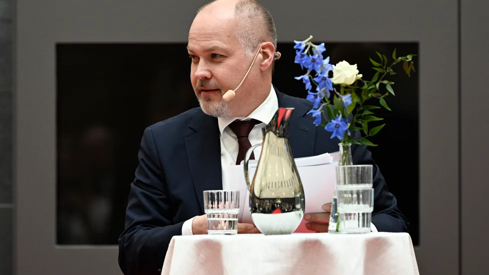 Justitie- och inrikesminister Morgan Johansson gör säkert mer än att svära i riksdagen, men vad?