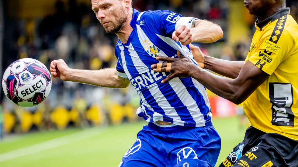 Marcus Berg i IFK Göteborg håller undan för Maudo Lamine Jarjue, mittback i Elfsborg. Men Elfsborg vann med 3–1, och Berg var mycket besviken efteråt.
