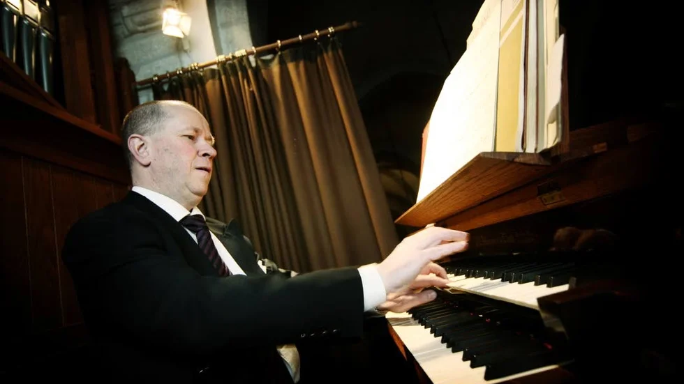 Domkyrkoorganist.
Claes Holmgren uruppför Jesper Appelgrens "Passacaglia" under orgeldagarna.