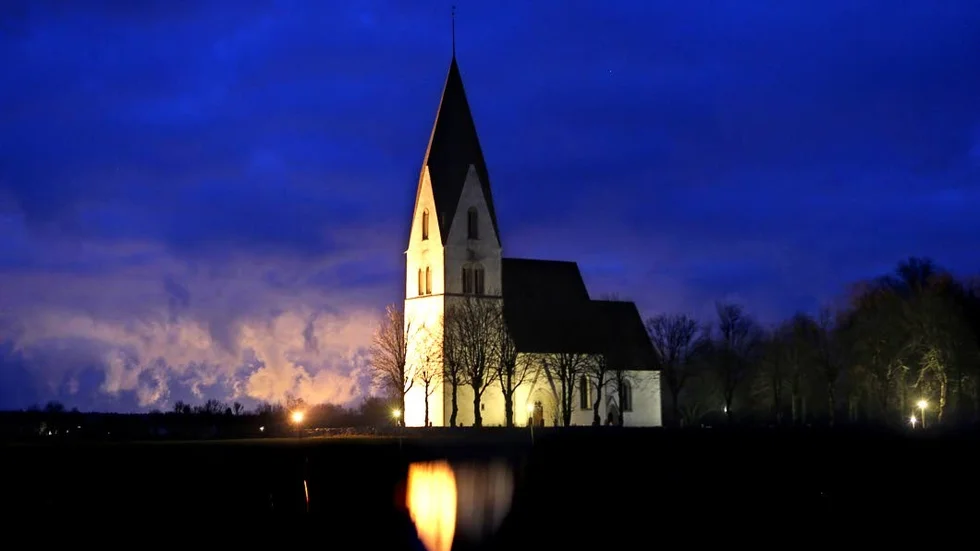 I samband med återöppnandet av Tofta kyrka efter restaureringsarbetet vill Eskelhem-Tofta församling skapa ett nytt muralt måleri i kyrkan.