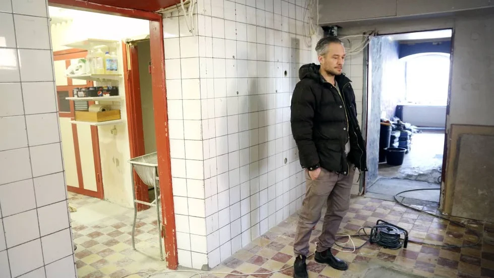 Stopp. Hos Henrik Wiklund står bygget still, i väntan på bygglov kan han varken göra de investeringar som behövs eller anställa personal.