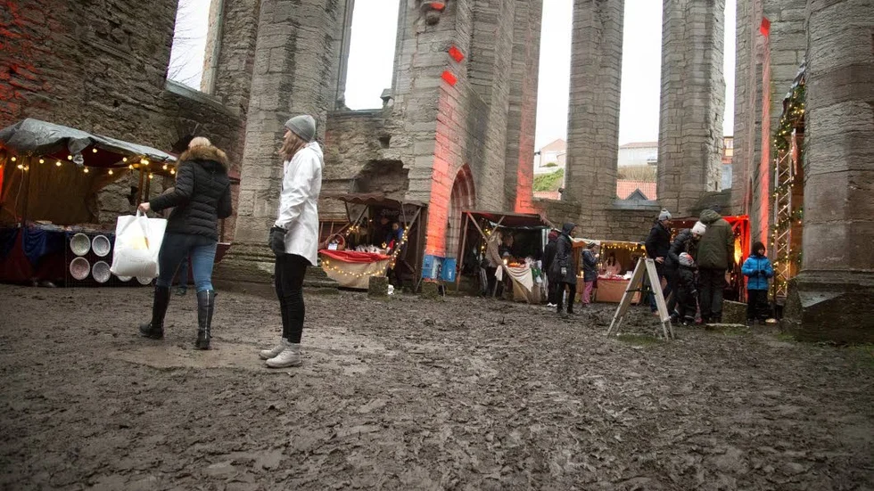 Under söndagens julskyltning sjönk besökarna ner i lervällingen i S:ta Karin ruin.