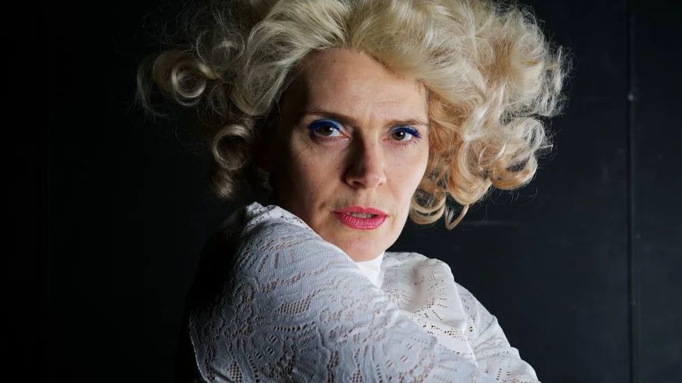 Projekt: Mamma. Alexandra Zetterberg Ehn är här på scenen iförd atatribut från några decennier tillbaka i tiden.