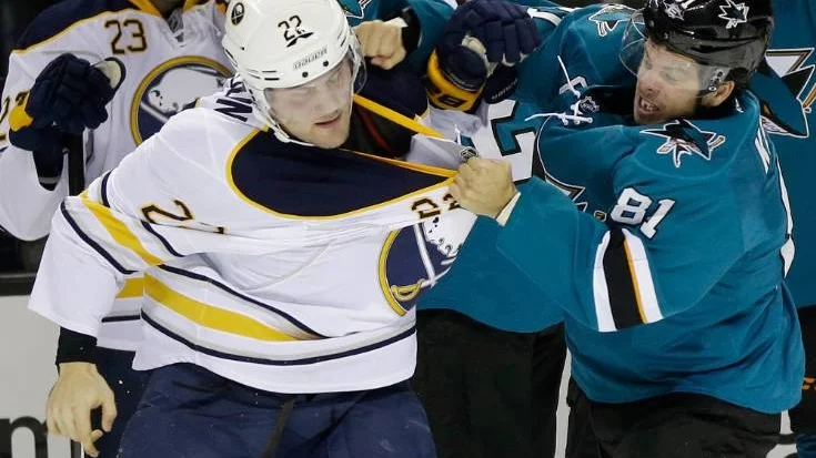 Johan Larsson fajtas med en spelare i San José.